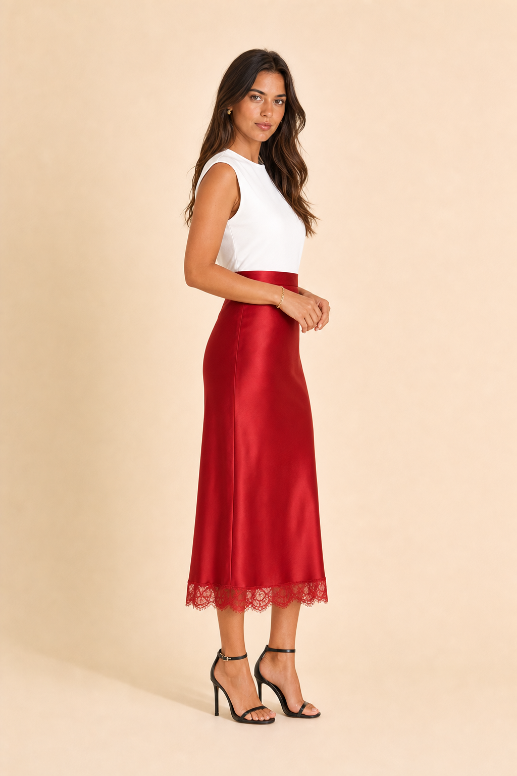 Falda midi satinada roja de lado